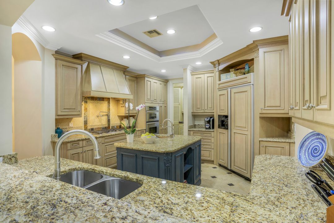 33 3rd St S, Naples, FL 34102