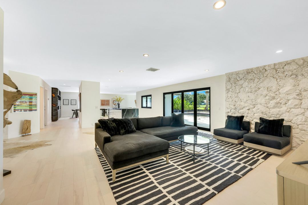 70 Thorncrest Ln, Naples, FL 34113