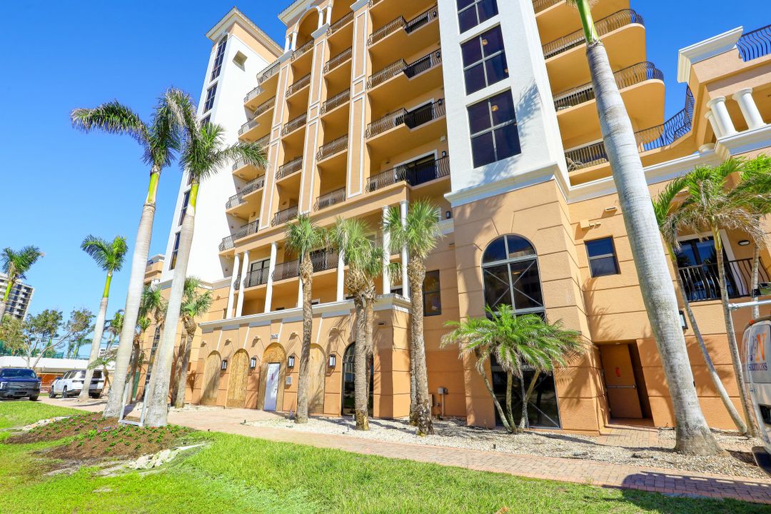 10620 Gulf Shore Dr  #203, Naples, FL 34108