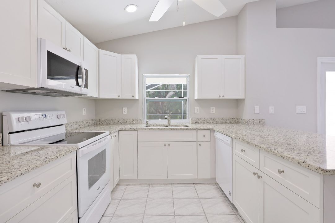 718 95th Ave N, Naples, FL 34108