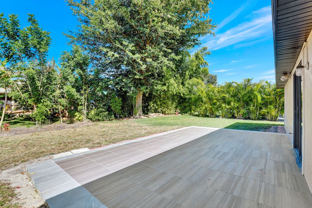 533 Landmark Dr, Naples, FL 34112