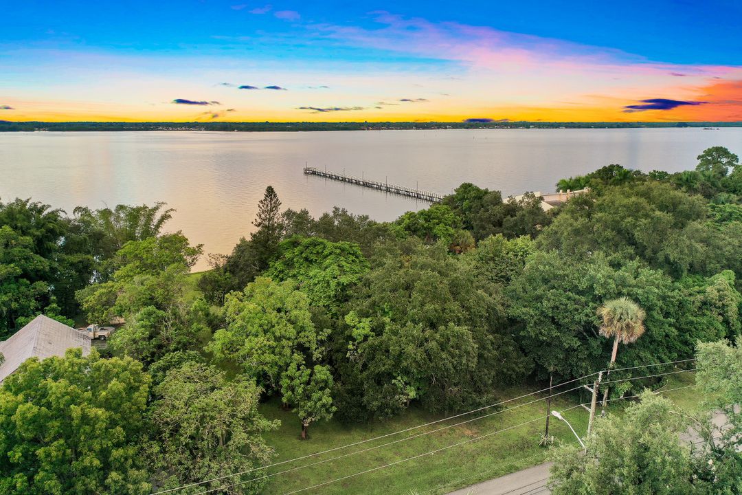 3367 E Riverside Dr, Fort Myers, FL 33916