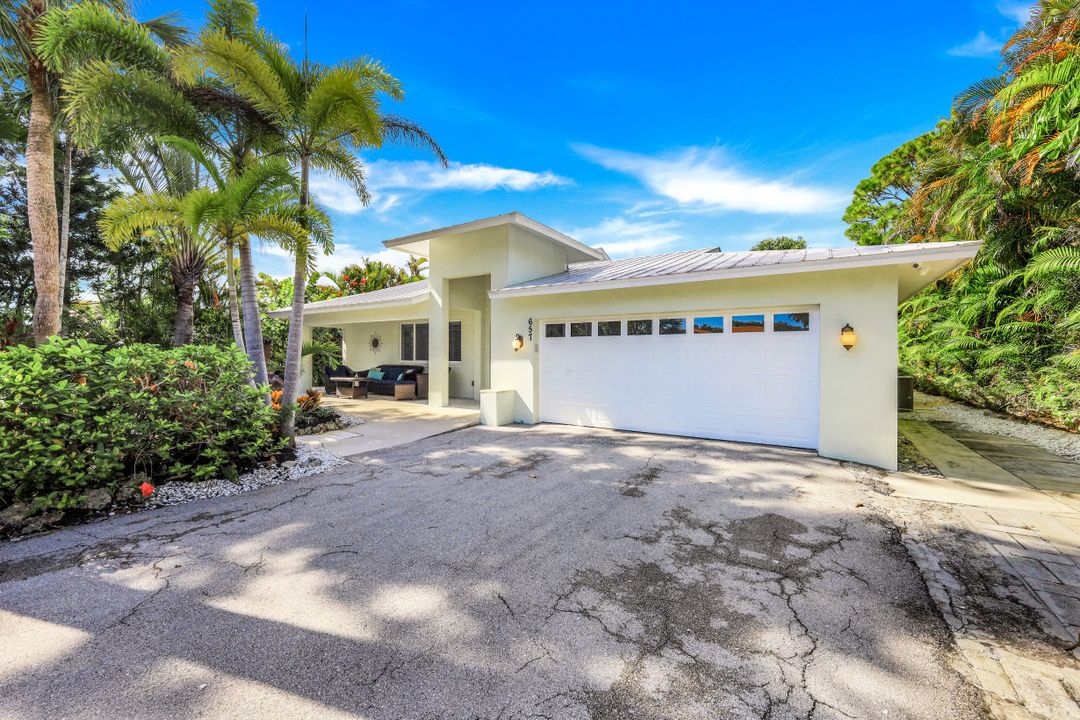 657 91st Ave N, Naples, FL 34108