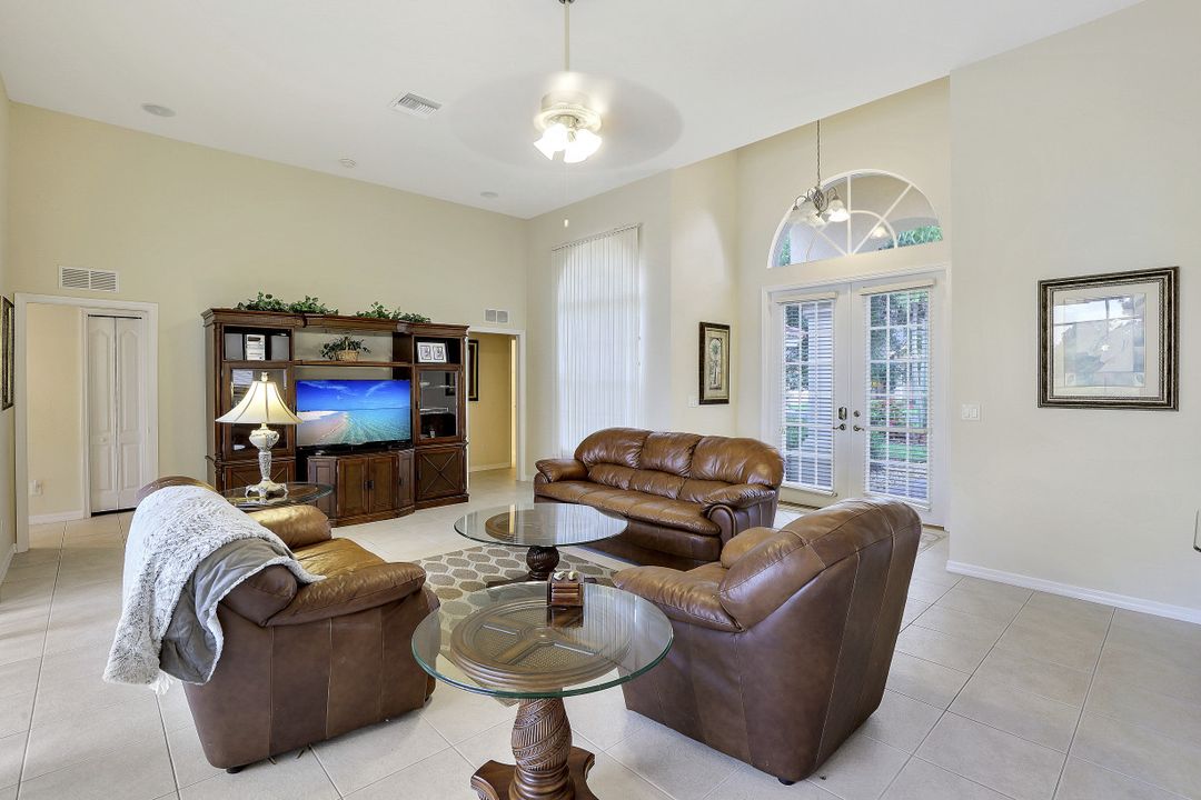 1087 Tivoli Dr, Naples, FL 34104