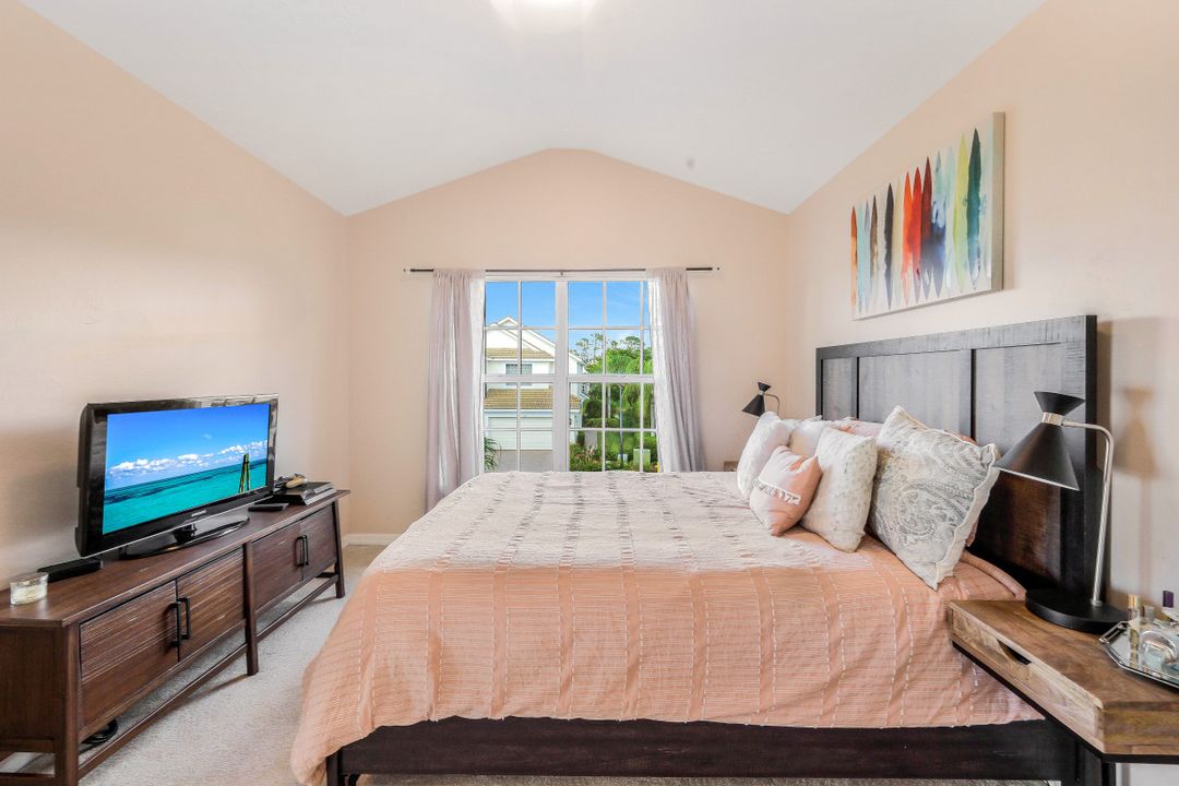 996 Hampton Cir, Naples, FL 34105