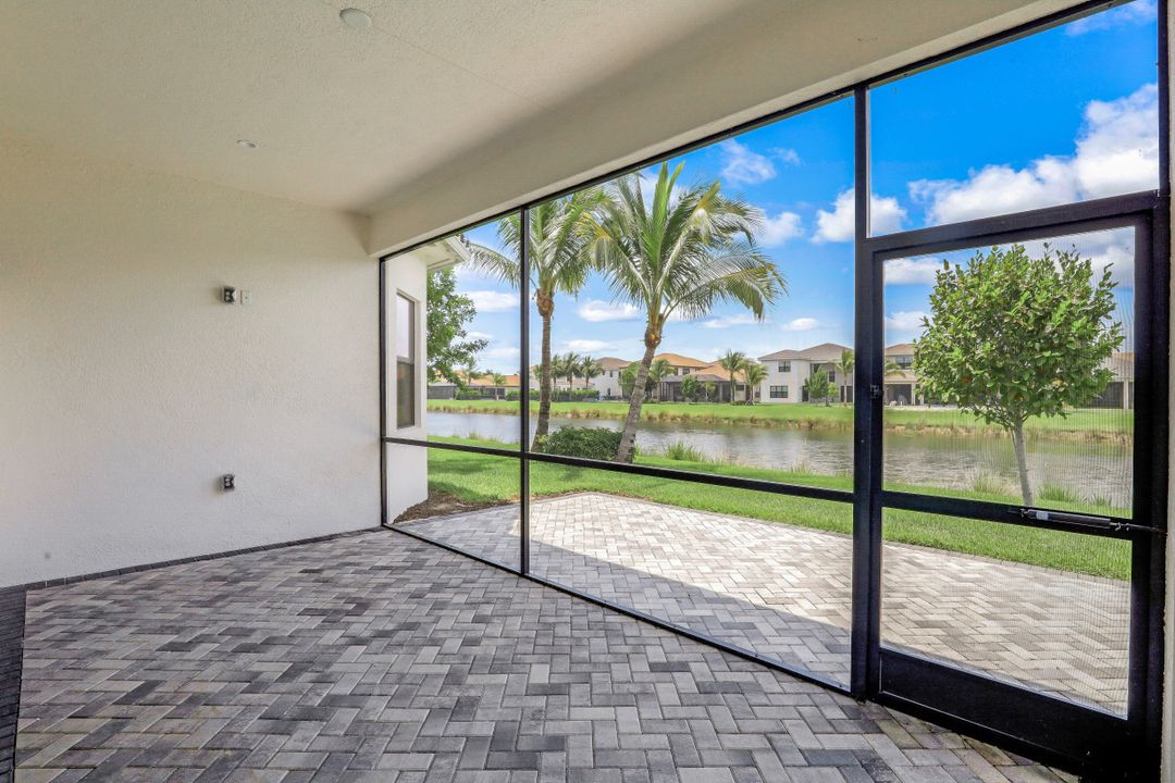 4488 Aurora St, Naples, FL 34119