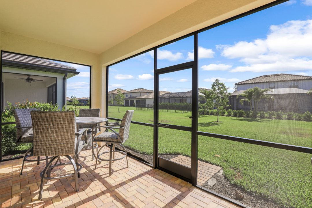 9460 Foxglove Ln, Naples, FL 34120