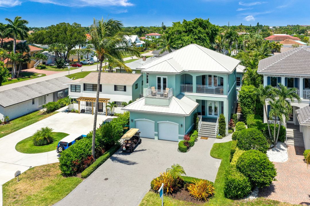 9242 Vanderbilt Dr, Naples, FL 34108