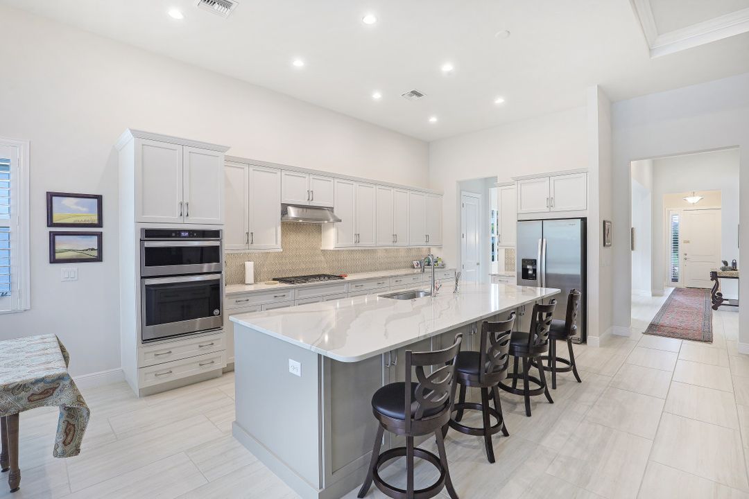 9003 Redonda Dr, Naples, FL 34114