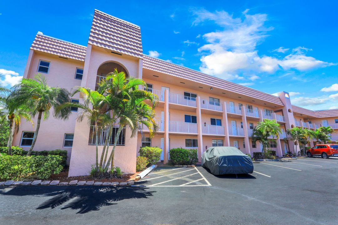 190 Turtle Lake Ct #101, Naples, FL 34105