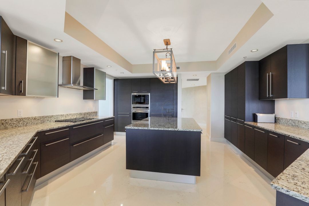 13675 Vanderbilt Dr #610, Naples, FL 34110