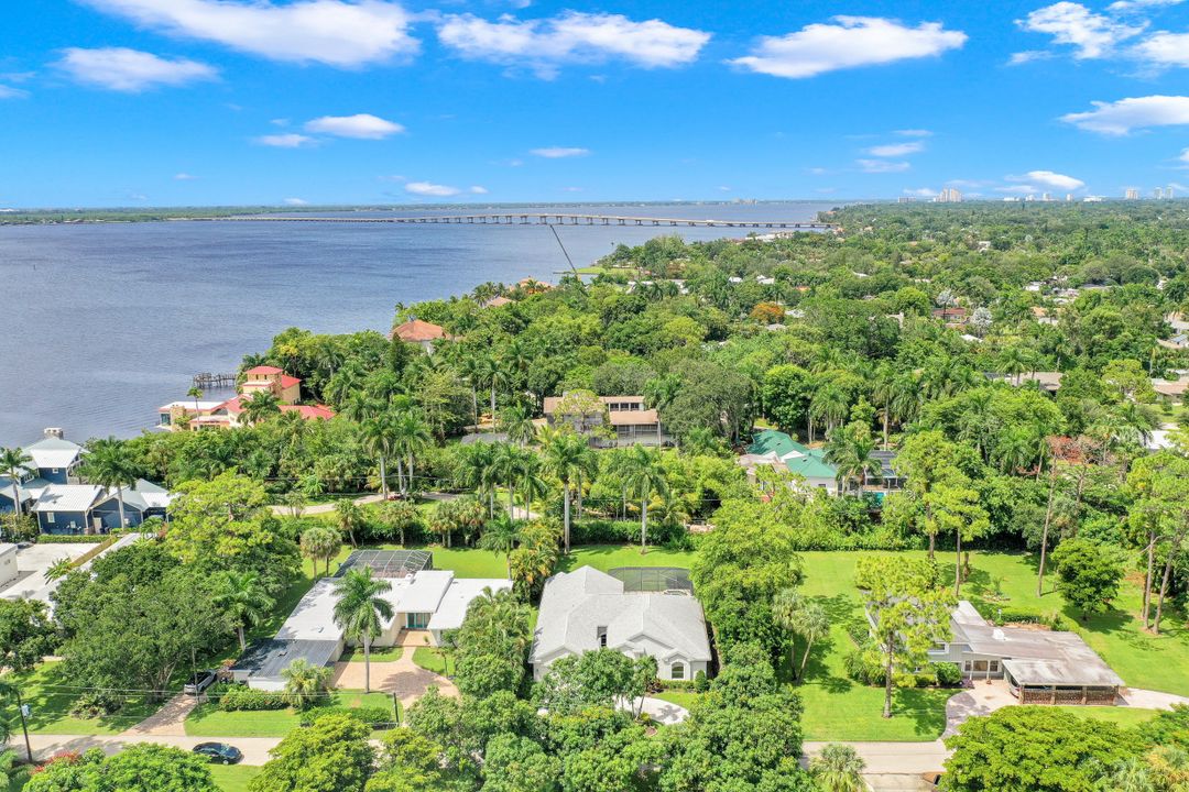 997 Aqua Ln, Fort Myers, FL 33919