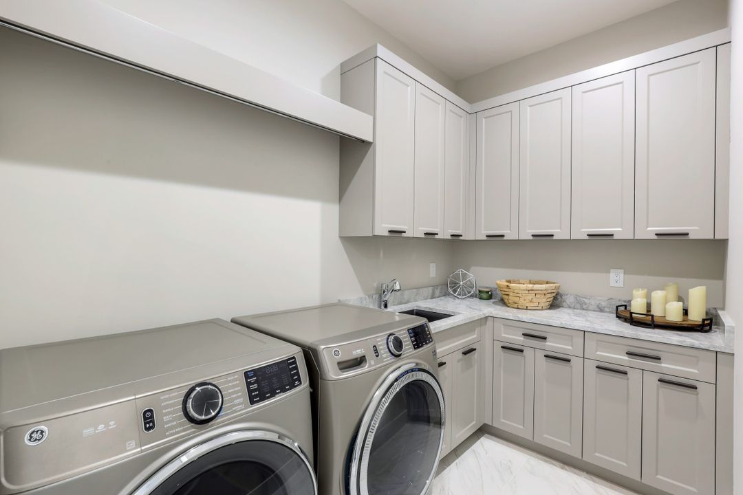 2088 Oakes Blvd, Naples, FL 34119