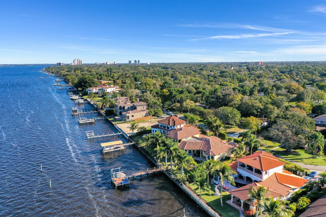 3944 W Riverside Dr, Fort Myers, FL 33901