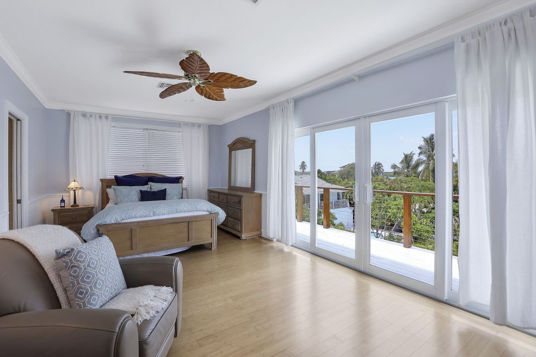 39 W Pelican St, Naples, FL 34113