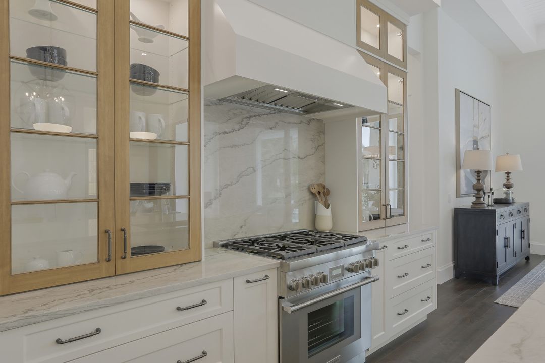 725 Parkview Ln, Naples, FL 34103