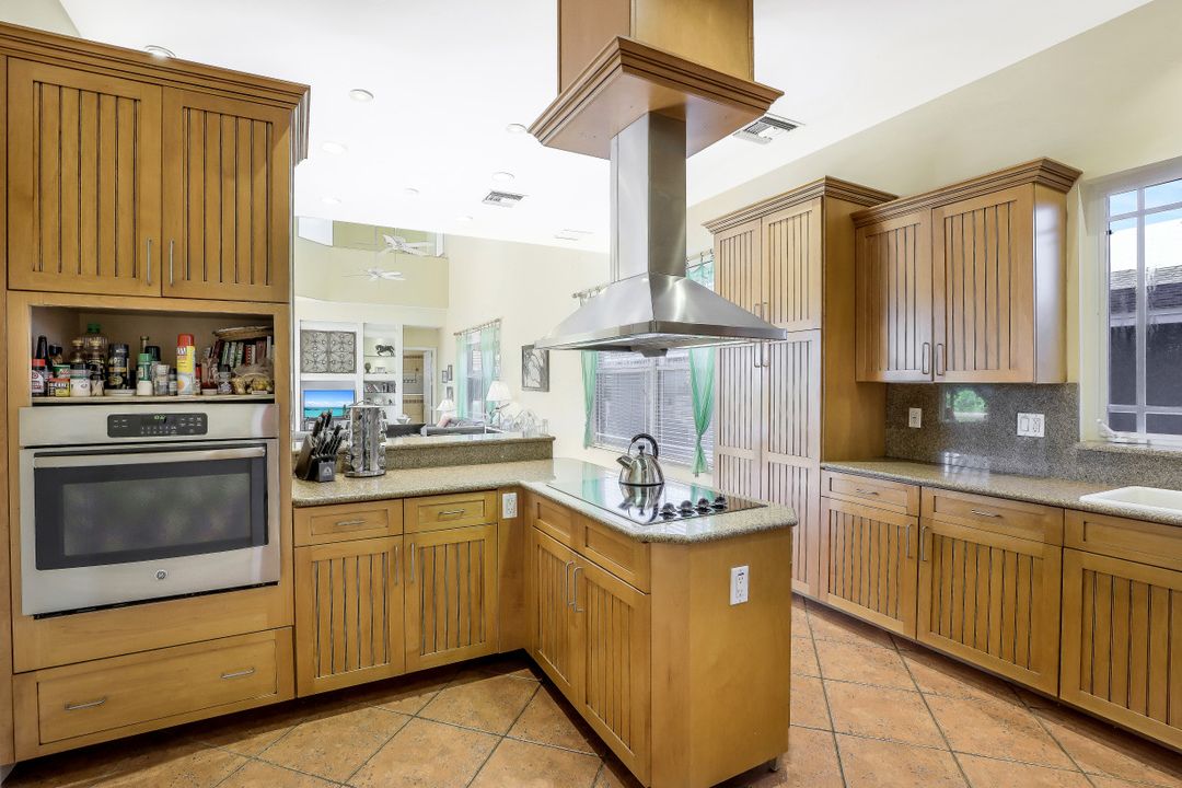 9625 6th St N, Naples, FL 34108