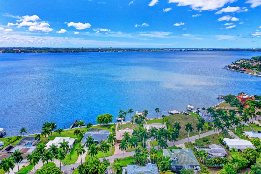 256 Bayshore Dr, Cape Coral, FL 33904