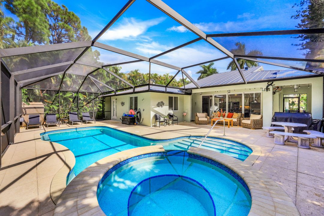 657 91st Ave N, Naples, FL 34108