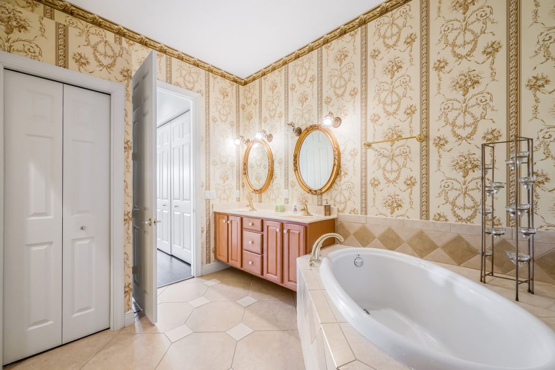 5965 Paradise Cir, Naples, FL 34110