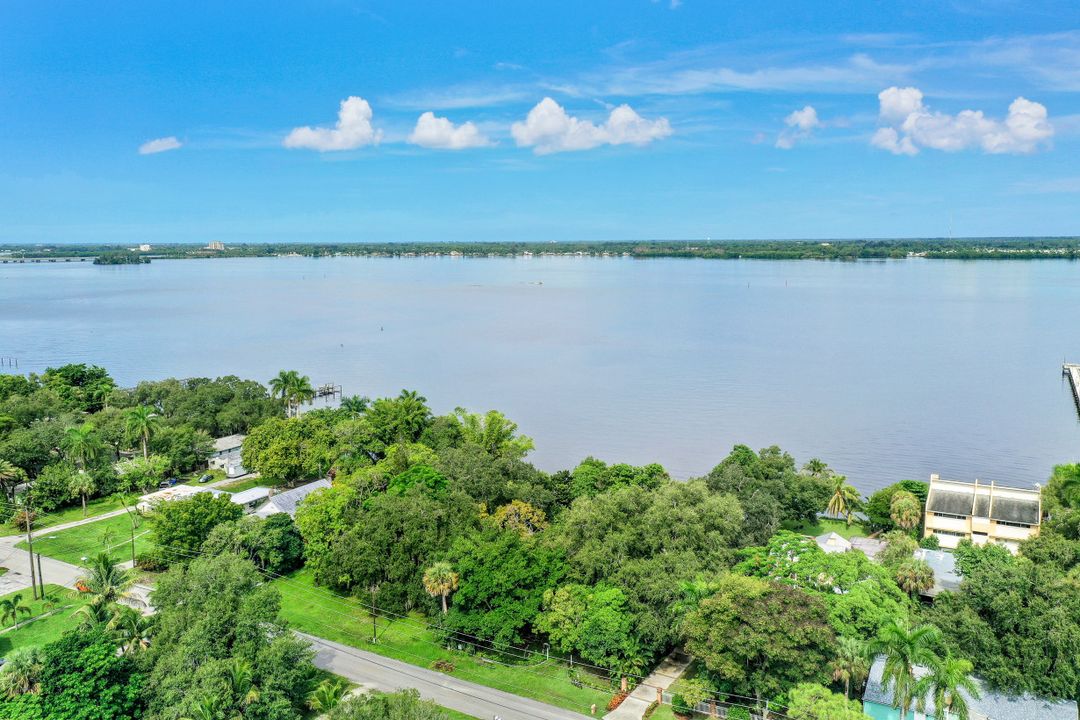 3367 E Riverside Dr, Fort Myers, FL 33916
