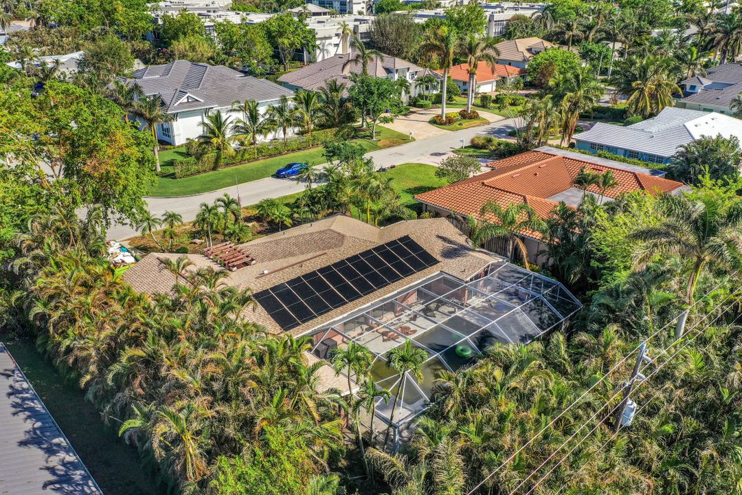 696 Fountainhead Ln, Naples, FL 34103