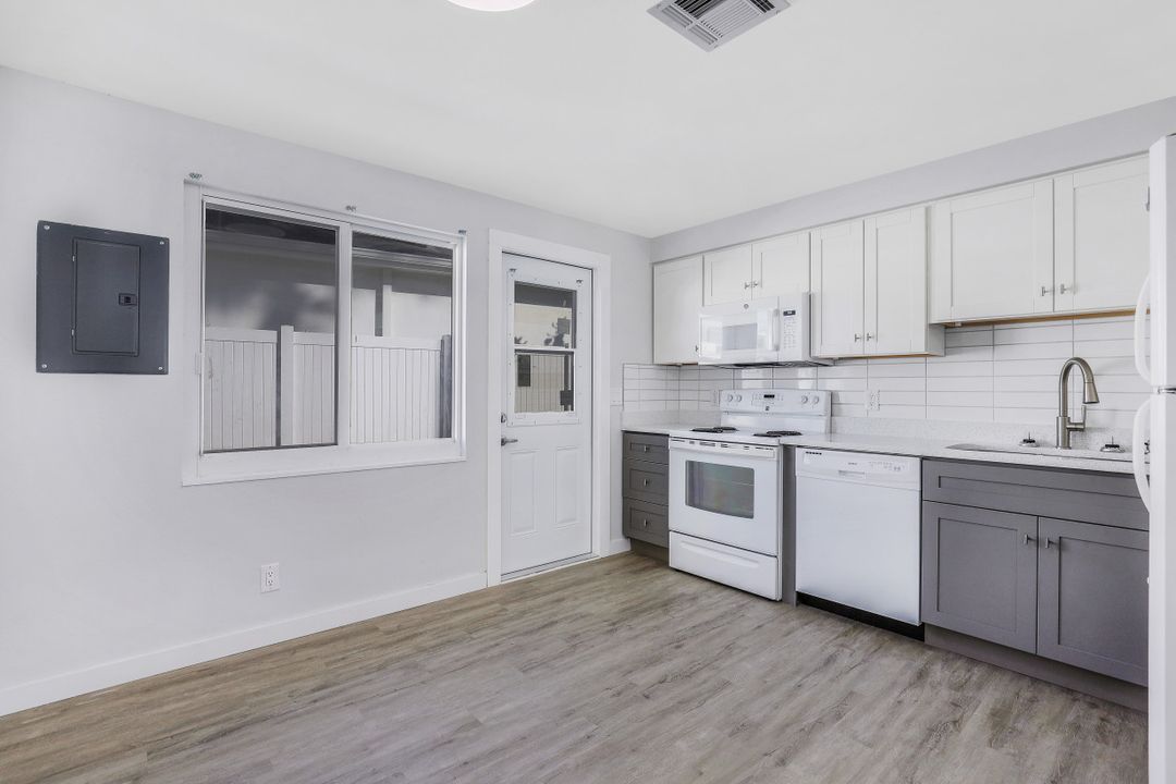 549 94th Ave N #B, Naples, FL 34108