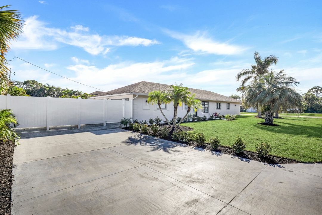 703 92nd Ave N, Naples, FL 34108