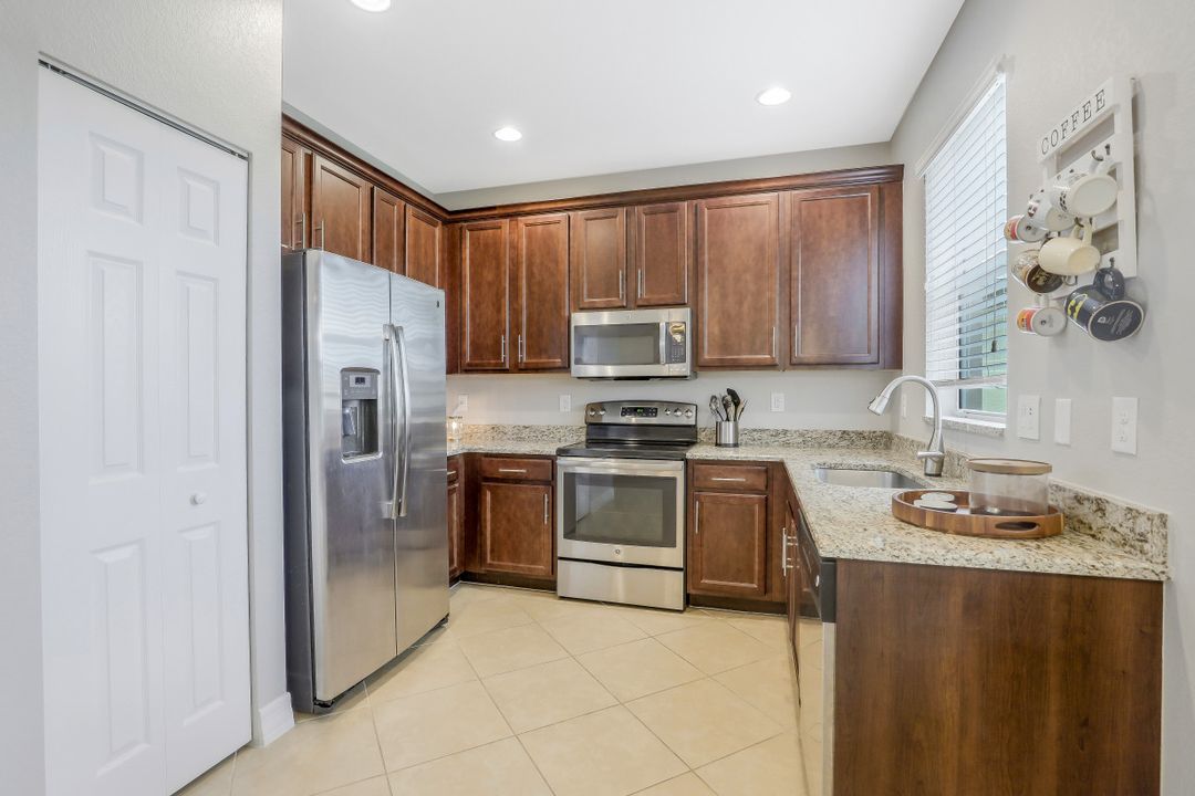 10313 Crepe Jasmine Ln, Fort Myers, FL 33913