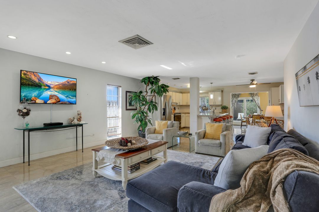 698 99th Ave N, Naples, FL 34108