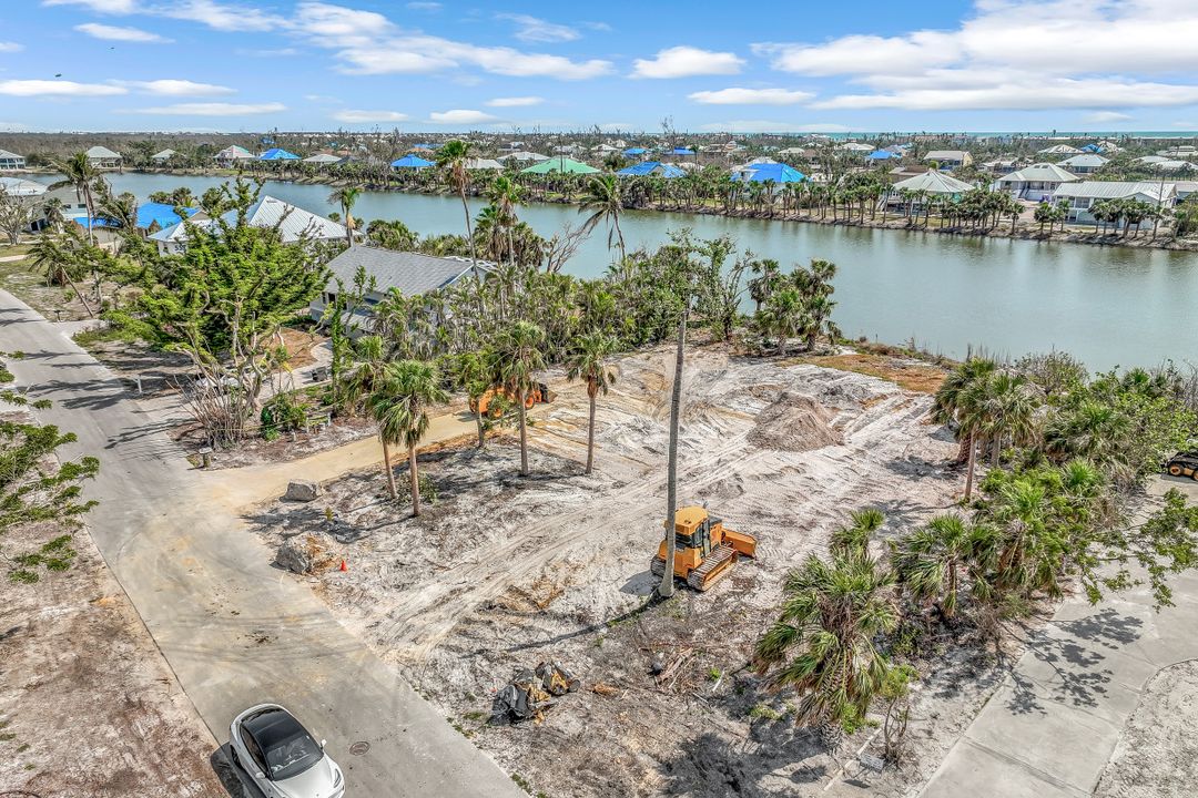 565 Lake Murex Cir, Sanibel, FL 33957