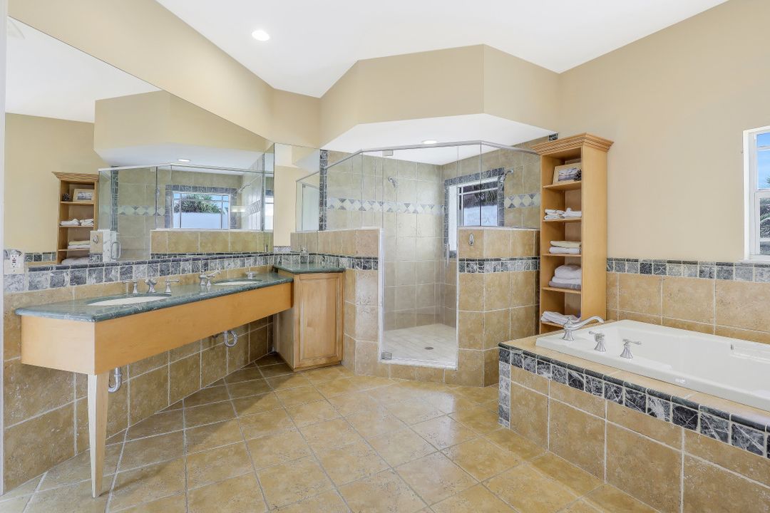 9625 6th St N, Naples, FL 34108