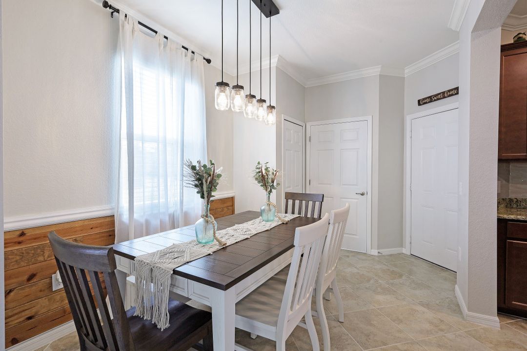 2727 Blossom Wy, Naples, FL 34120