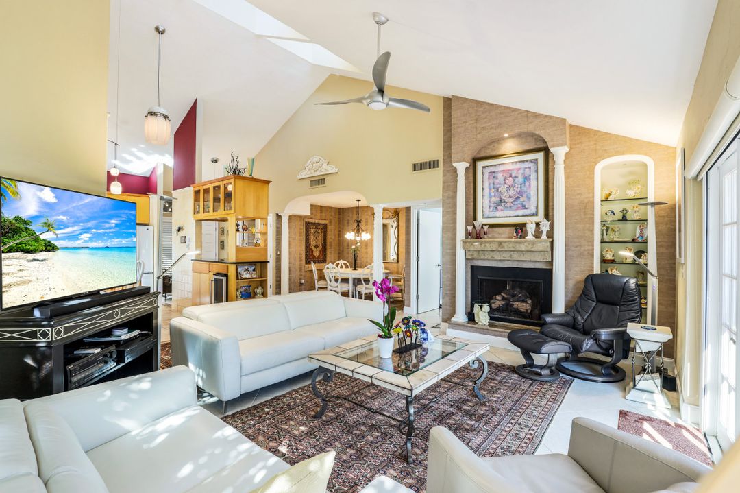 543 Bay Villas Ln, Naples, FL 34108