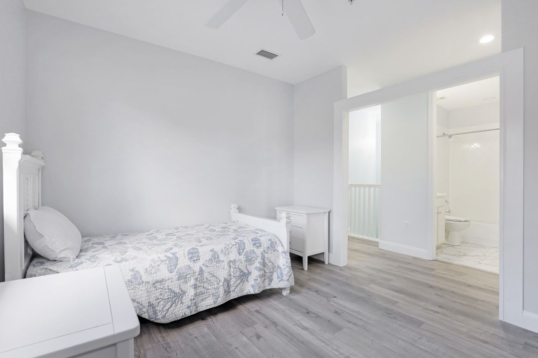 1391 Santiago Cir #902, Naples, FL 34113