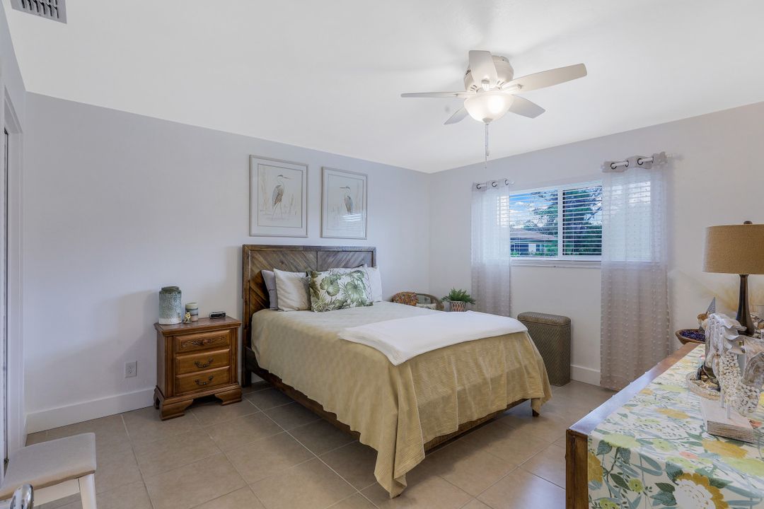 1079 Pine Isle Ln, Naples, FL 34112