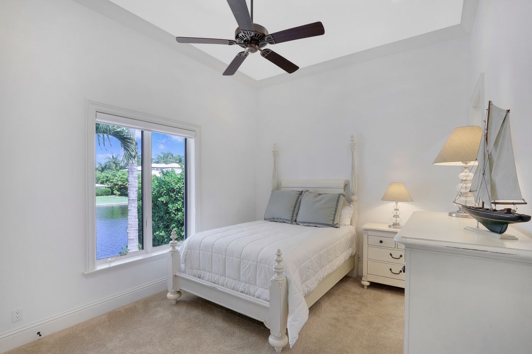 1940 6th St S, Naples, FL 34102