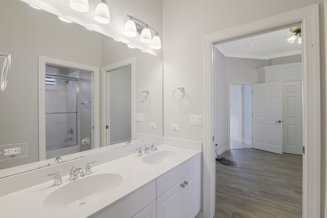 8826 Spinner Cove Ln, Naples, FL 34120