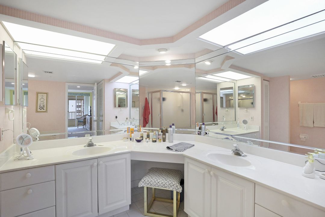 21 Bluebill Ave #905, Naples, FL 34108