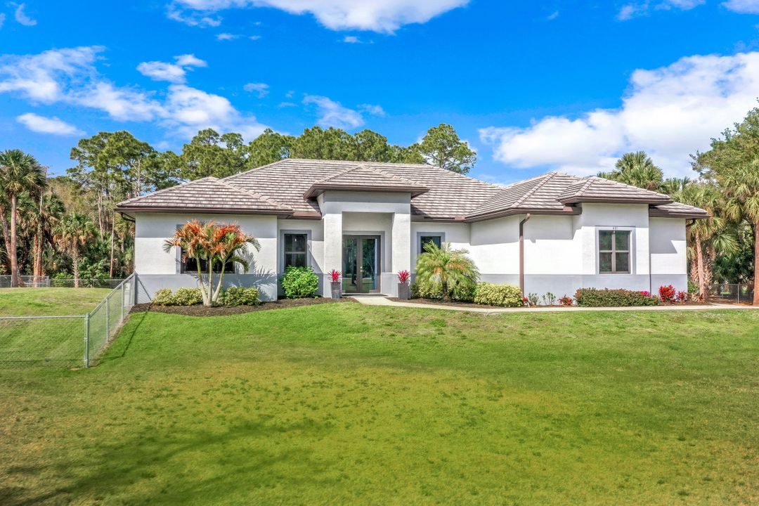 481 7th St NW, Naples, FL 34120