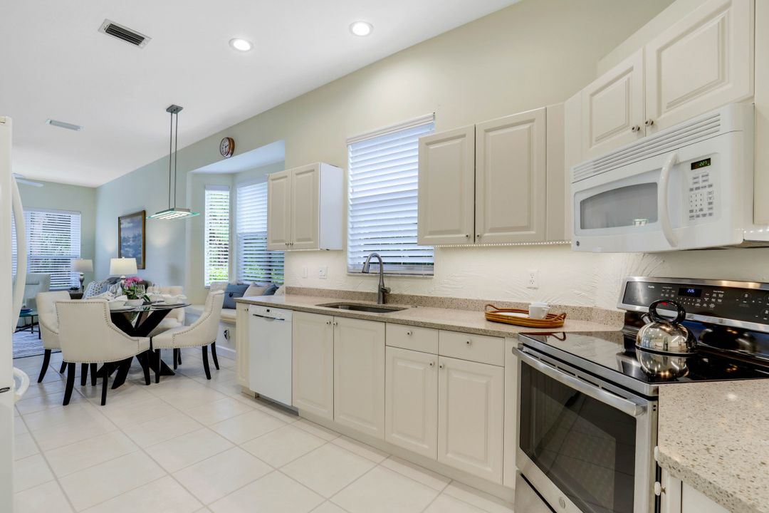 6082 Highwood Park Ct, Naples, FL 34110