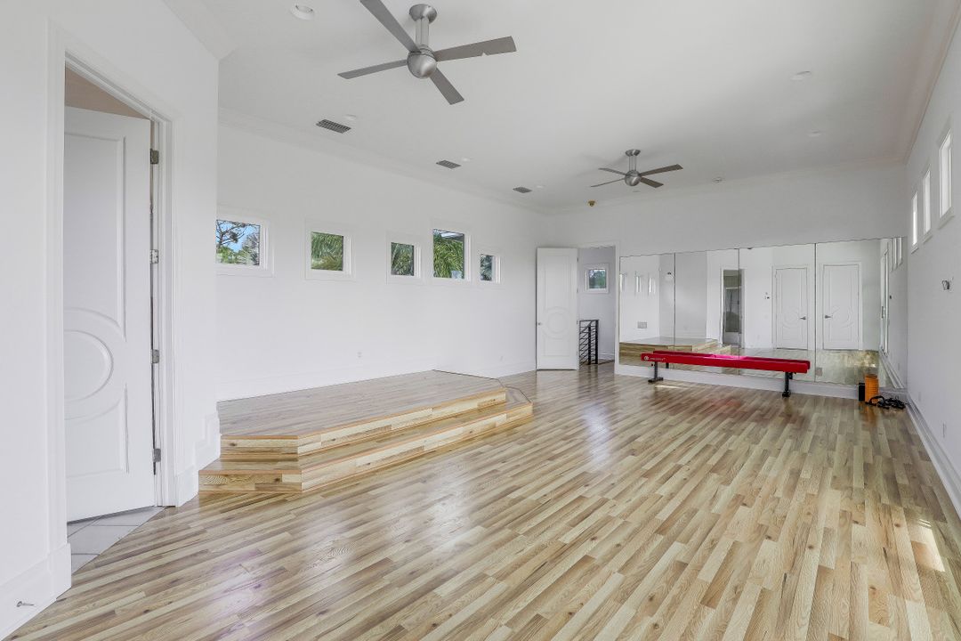 6262 Standing Oaks Ln, Naples, FL 34119