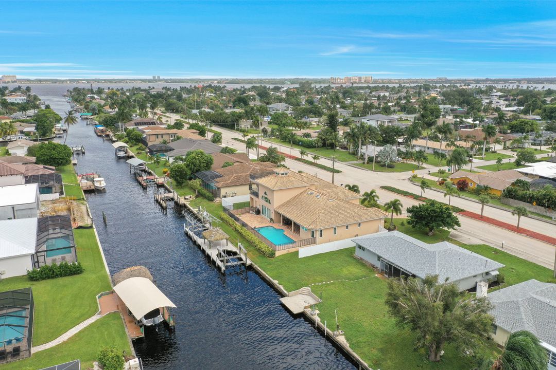 825 Lucerne Pkwy, Cape Coral, FL 33904