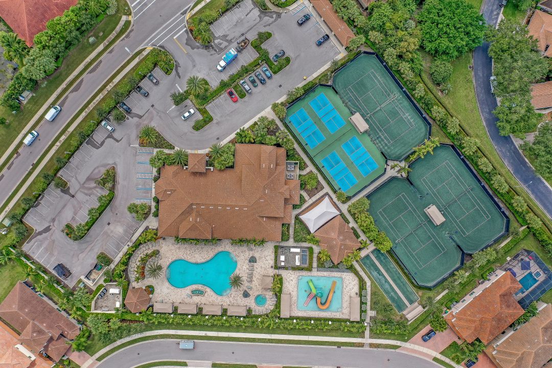 13395 Silktail Dr, Naples, FL 34109