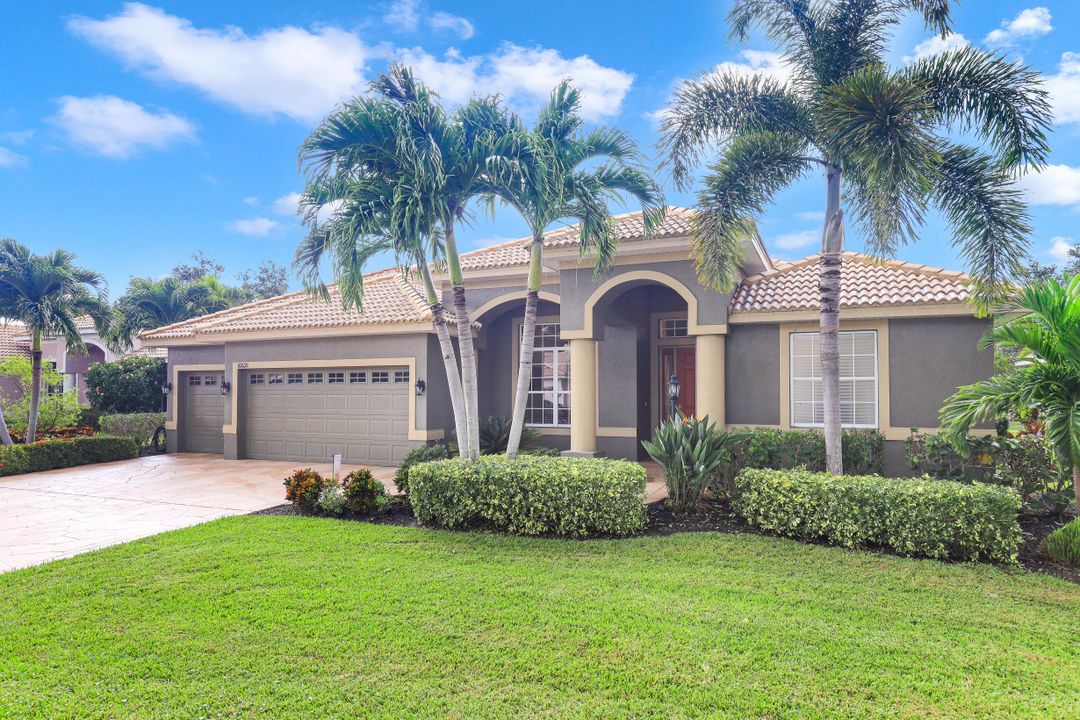 10621 Sir Michaels Pl Dr, Bonita Springs, FL 34135