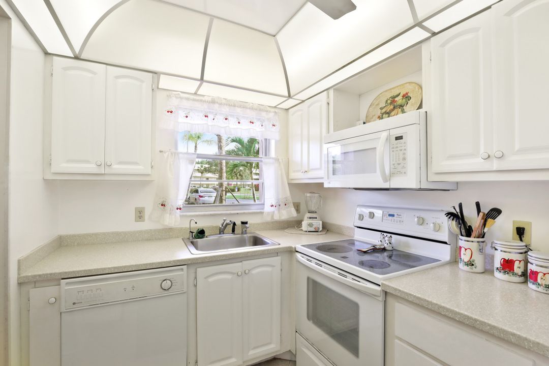 300 Forest Lakes Blvd #102, Naples, FL 34105