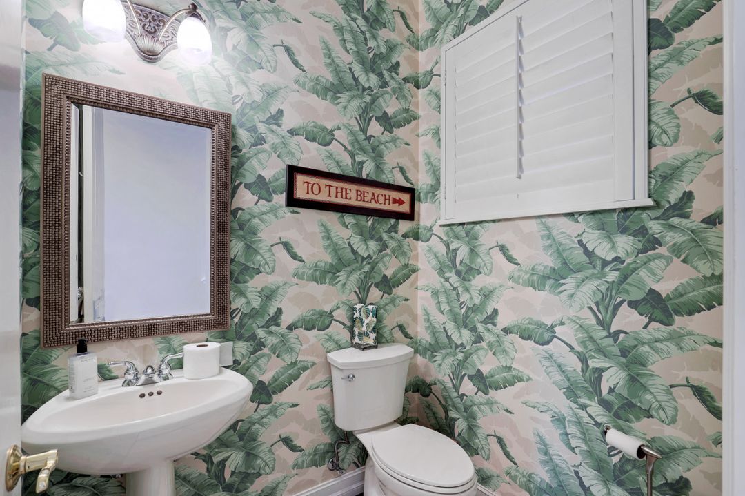 5958 Amberwood Dr, Naples, FL 34110