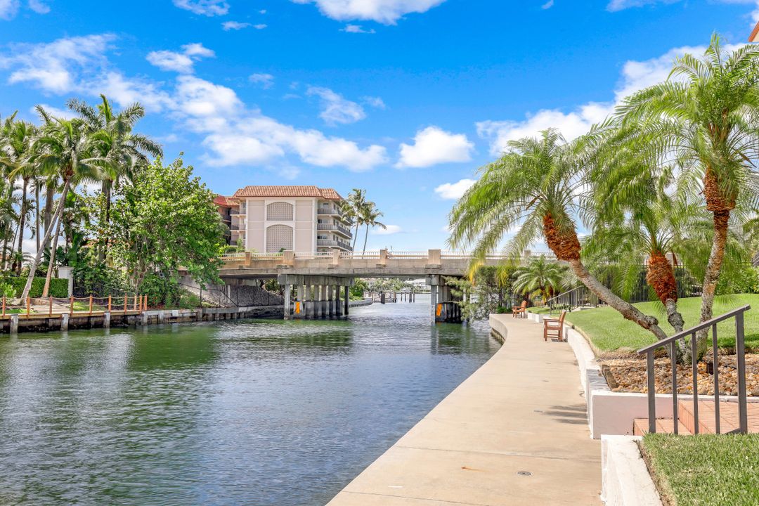 2900 Gulf Shore Blvd N #102, Naples, FL 34103