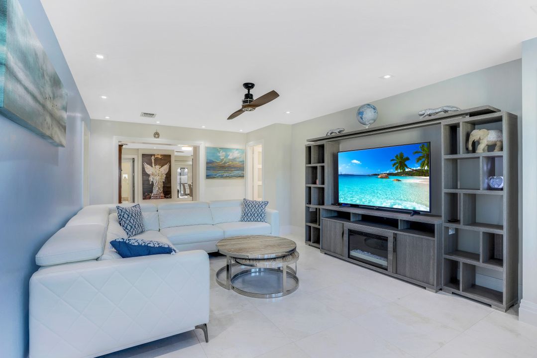 648 100th Ave N, Naples, FL 34108