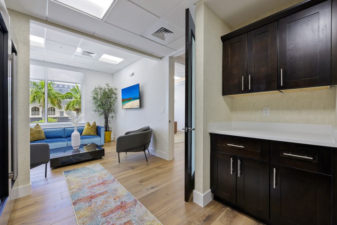 599 Tamiami Trail N #200, Naples, FL 34102